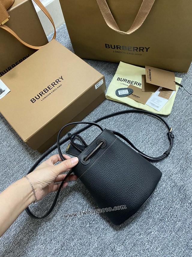Burberry專櫃最新款迷你18cm水桶包 巴寶莉TB專屬標識鎖扣包系列抽繩肩背女包 yxb1489